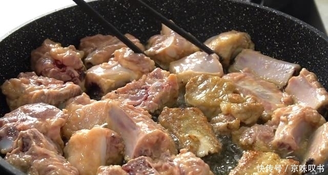 一滴水|排骨最解馋的做法,不加一滴水,软烂又入味,肉香里还夹着米香