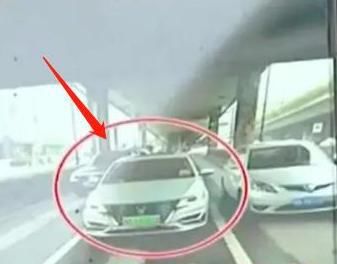  坚定|在车道内开车发生剐蹭，却负主要责任，交警态度很坚定：你的问题