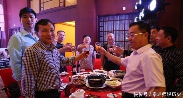 当众|在祝贺提拔的饭局上当众敬酒,别说“感谢领导”,高手都懂这4点