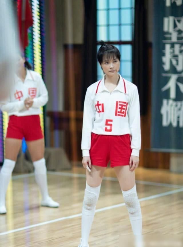 女排|李宇春饰演女排队员的表现不顾一切,分头反复练习