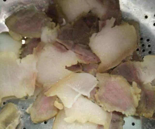  腊肉|怎么给腊肉焯水？很多人都不知道，难怪腊肉吃起来不够香