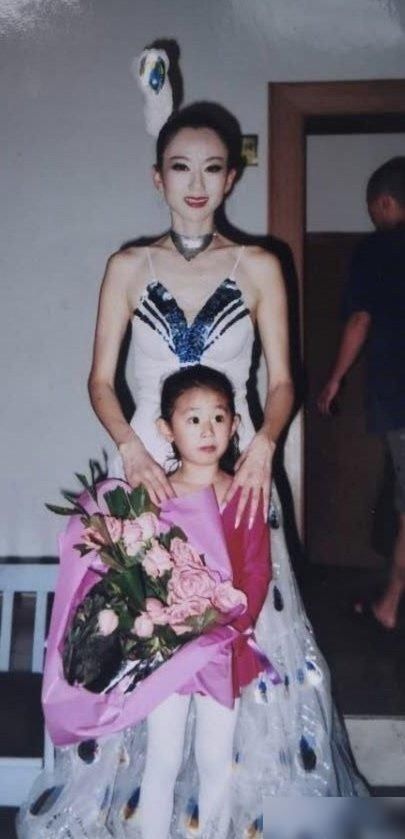  晒出|小彩旗被彻底放弃？杨丽萍为外甥女小白兔庆生，这是新的接班人？