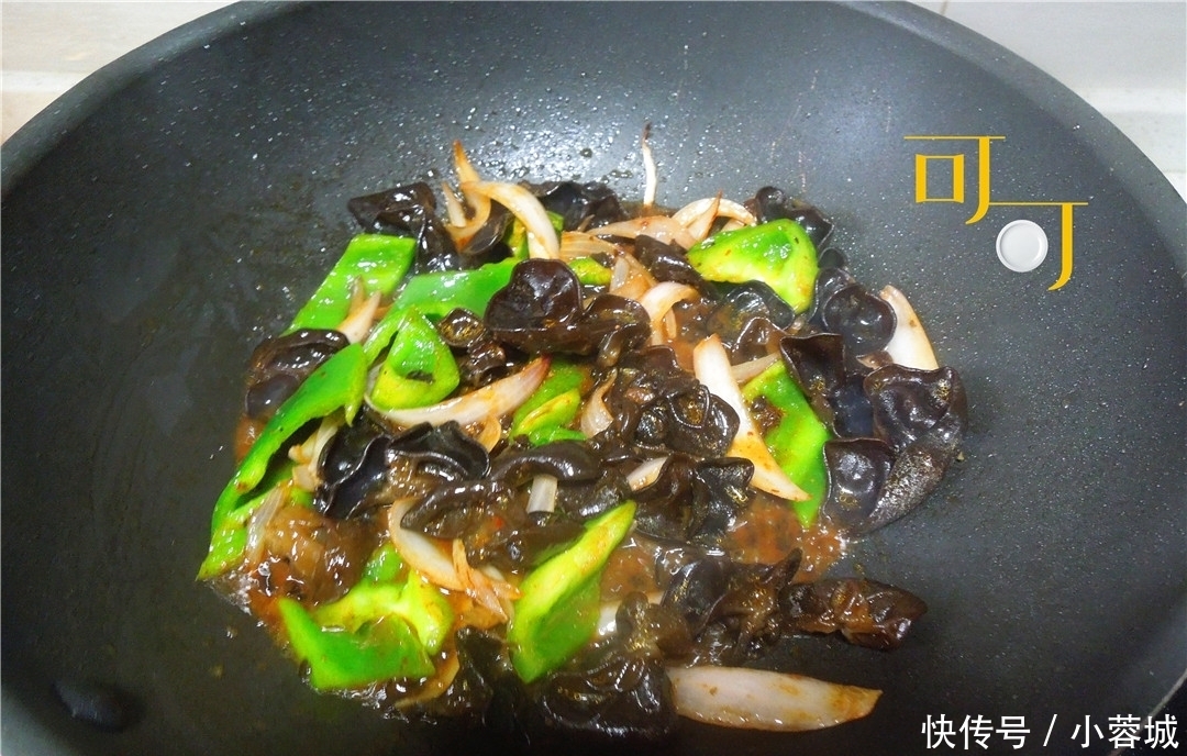 简单|木耳与这两样食材搭配一起炒,简单好吃营养平衡,冬天要多吃