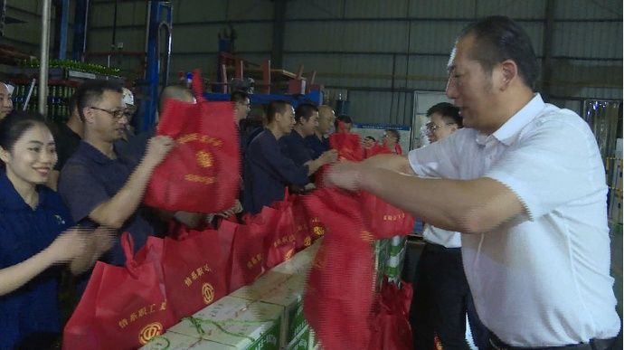  竟然|啥操作？今天下午的南充嘉陵这几个领导竟然给这些人送起了礼物！