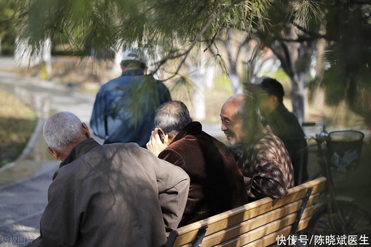 65岁散步要注意这4点(每天走一走，活到九十九？提醒：过了65岁，散步时要注意3点)