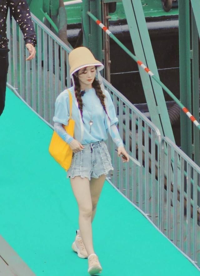  曝光|中餐厅杨超越赵丽颖路透图曝光，都穿baby蓝短上衣，谁赢了？