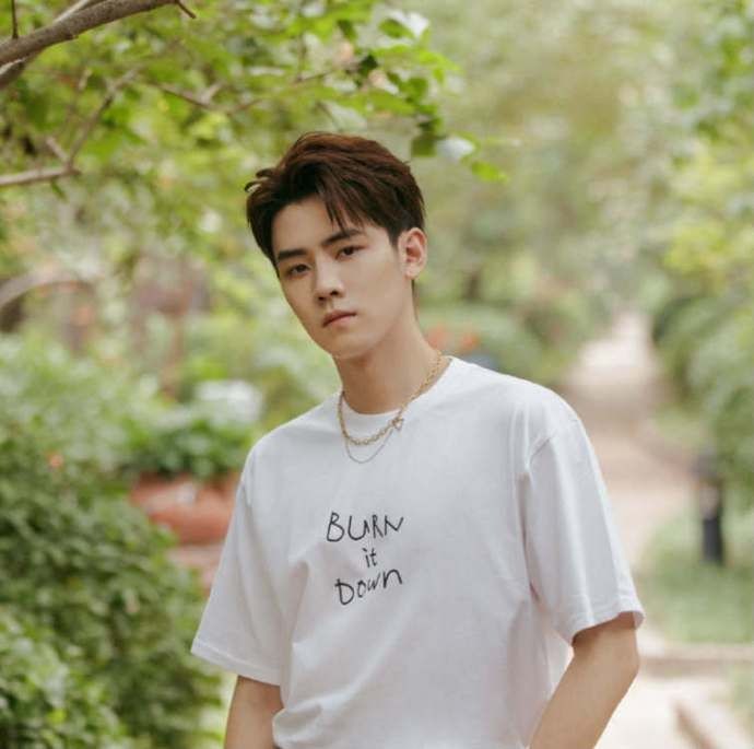  漱口水|R1SE趣事：周震南厕所吃播任豪品漱口水，夏之光要抢李佳琦饭碗？