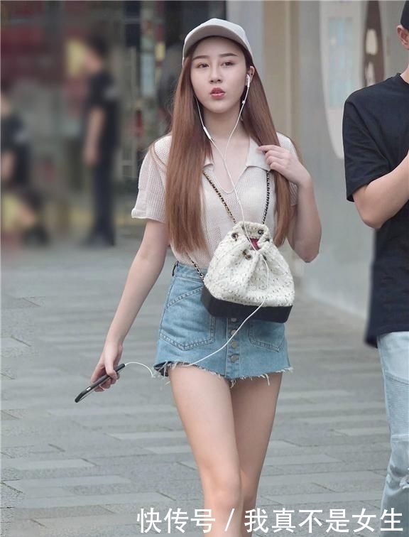  代表|不是鲜艳的颜色才能代表活力四射，这种素色穿搭也能彰显活泼可人