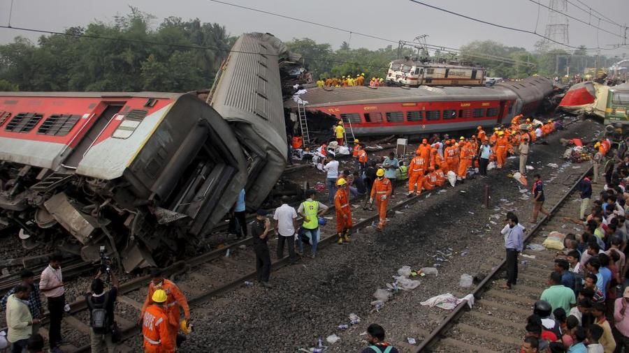 印度总理莫迪抵达列车相撞事故现场，死亡人数已达261人