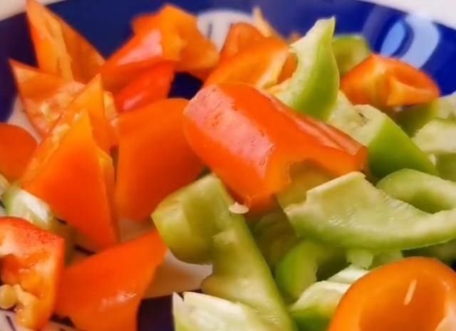 土豆|土豆别直接炒着吃,教你新吃法,加一个南瓜,上桌连汤汁都不剩