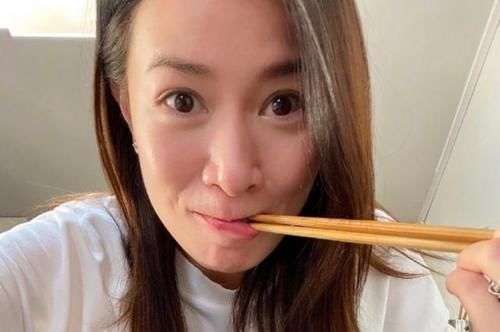  筷子|佘诗曼晒午餐肥肠面，轻咬筷子笑容甜美，经典公鸡碗太抢镜！