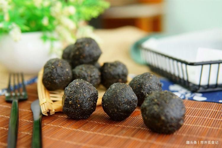  蜂蜜|1碗黑芝麻，3勺蜂蜜，搓一搓做“黑芝麻丸”，1元1颗，头发黑又亮