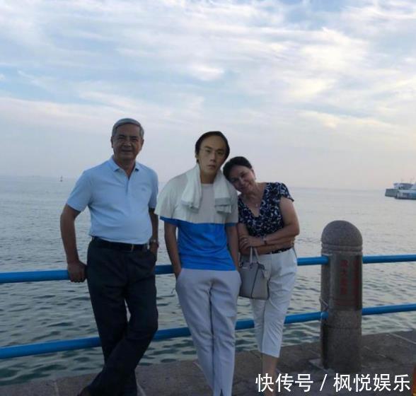 尼格|尼格买提又皮了!晒父母爬山照,还把秦昊P中间玩起“爬山梗”