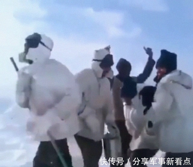 印度|印度边境山区连日降温降雪,军人苦中作乐,抱着一只黑狗又唱又跳