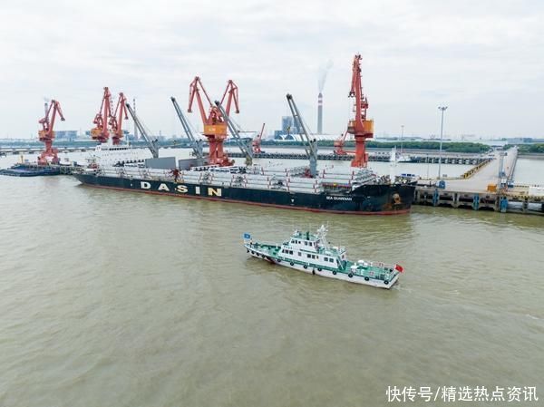240套工程机械在江苏常熟出海奔赴“一带一路”沿线港口