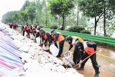 加固|200余名官兵冒雨加固大坝