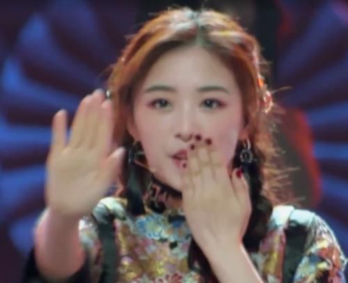  致使|《乘风破浪的姐姐》三公淘汰三人，金莎折扇掉落致使张雨绮团倒数