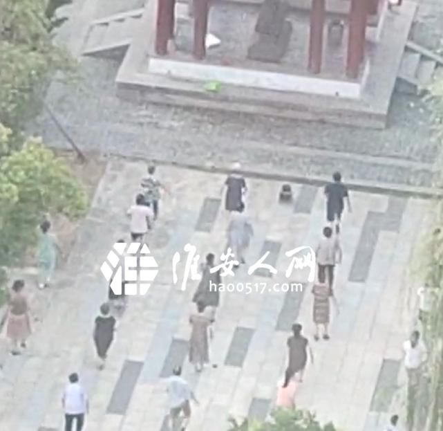 广场|【气愤】大不敬！这是你们跳广场舞的地？