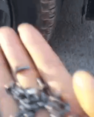  洒落|广东东莞一货车洒落大量螺丝钉 超百辆车被扎胎