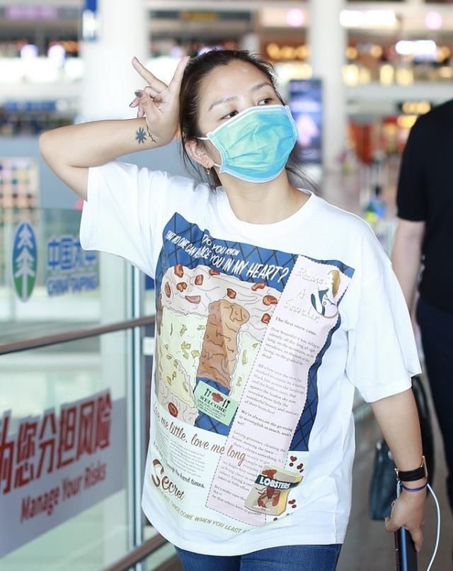 样就能让|何洁现在过的真自由,穿“儿童衫”出门太随便,身材也发福不少