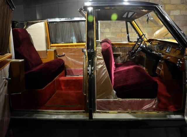  红旗|大爷低价买报废红旗，清洗后土豪出价300万购买，大爷：我差钱？