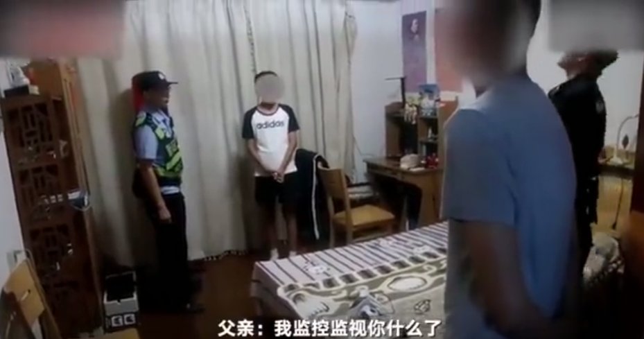 做作业|14岁男孩熬夜玩游戏，父亲决定装监控，孩子愤怒报警：侵犯隐私