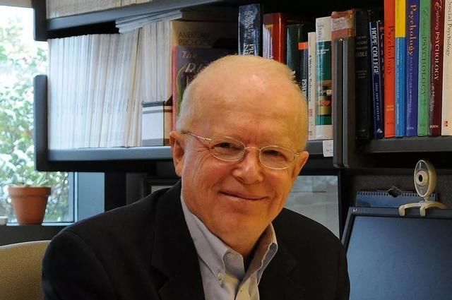  歌手|说唱歌手王以太表演时被观众用香槟喷脸，演出安全应得到重视