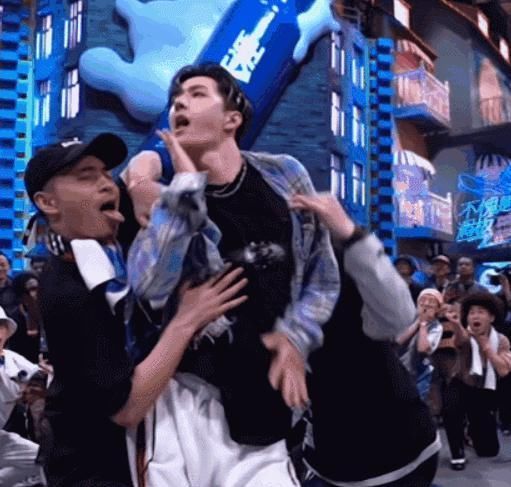  张艺兴|《这就是街舞》毛巾不够了怎么办？让我们看看队长是怎么做的