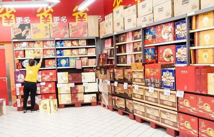 超市|超市的月饼摆得琳琅满目,为何中秋后突然不见了,它们去哪了?