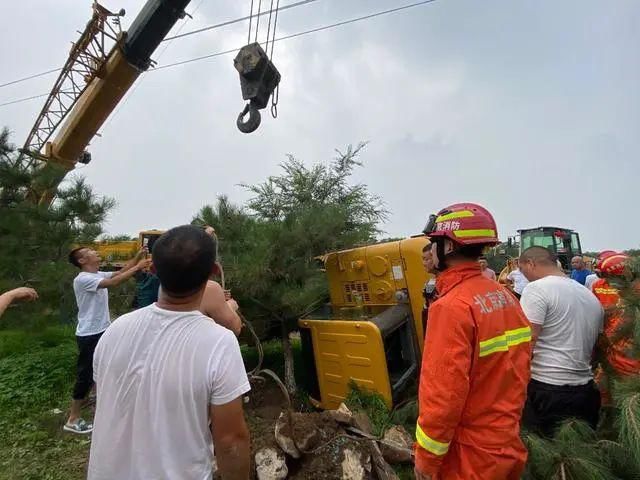  湿滑|【前车之鉴】雨后湿滑，司机操作失误致挖机侧翻！