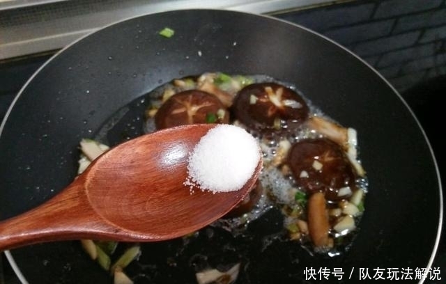 香菇|香菇与油菜简直天生一对,是维生素宝库,多加一个步骤翠绿又美味