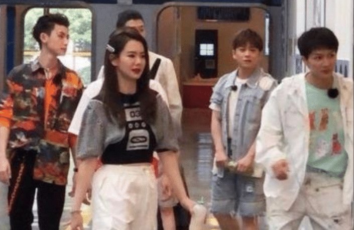  直呼|周深被迫“营业”, 惨遭小鬼腾空抱起! 网友直呼看到了“自己”