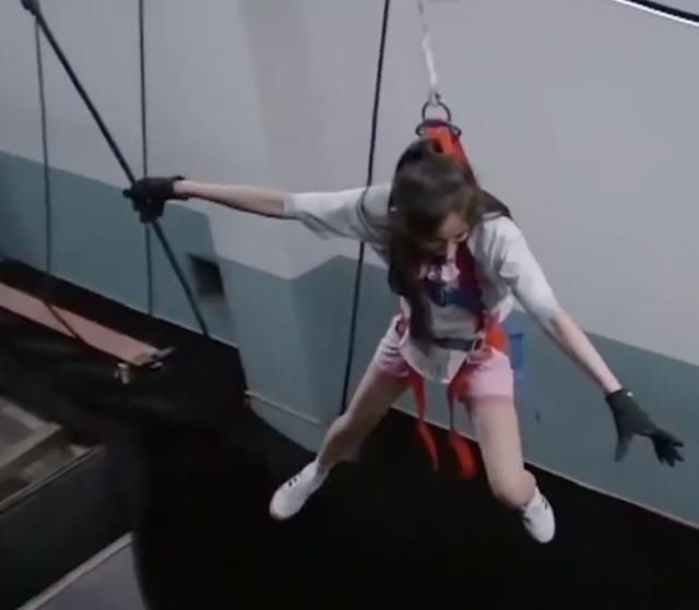  汉子|杨幂玩高空滑索，女汉子上线通关，我却只注意到她的腿