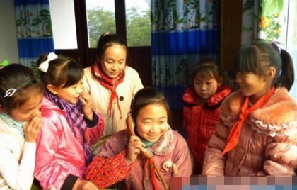  爸爸|4岁女孩和爸爸走失，民警询问父亲名字，女娃的回答让民警笑翻