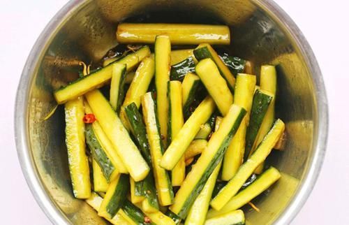  黄瓜|腌黄瓜时，直接用盐腌是大错特错，多加一步，黄瓜咸香脆爽，特香