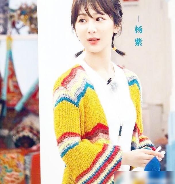 白色|杨紫参加完百花奖后，白色工装连体裤出镜，干净利落！