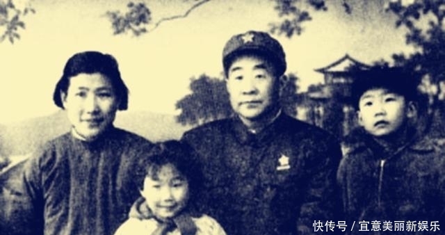 国家|他驾机起义回大陆, 900人欢迎他, 国家奖他黄金, 他说: 1克不要!