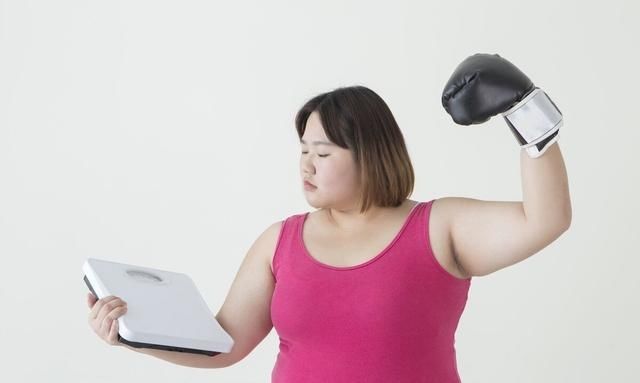 斤左右|女人40岁后，体重保持到多少才理想？达标的人或比同龄人显年轻