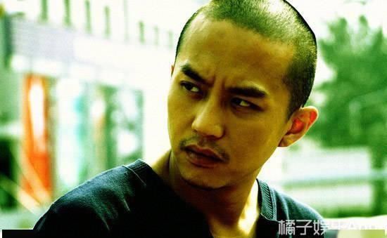  耽误|演员上综艺耽误事业？邓伦录综艺遭脱粉回踩，刘昊然反成正面案例