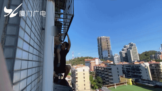 孩子|突发！厦门一男童6楼爬窗跌落，悬在空中！危急时刻…