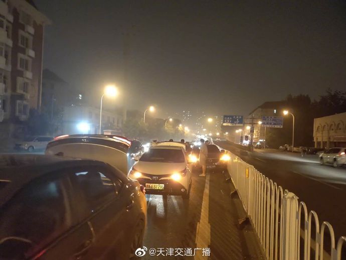  天津|天津 卫国道上四车追尾