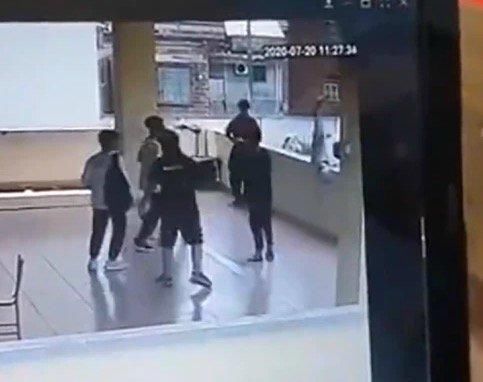  生命危险|初中生练习后仰跳投不慎坠楼，幸好只是二楼，没有造成生命危险