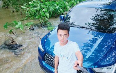 行驶|暴雨过后，行驶在水路上的长城炮