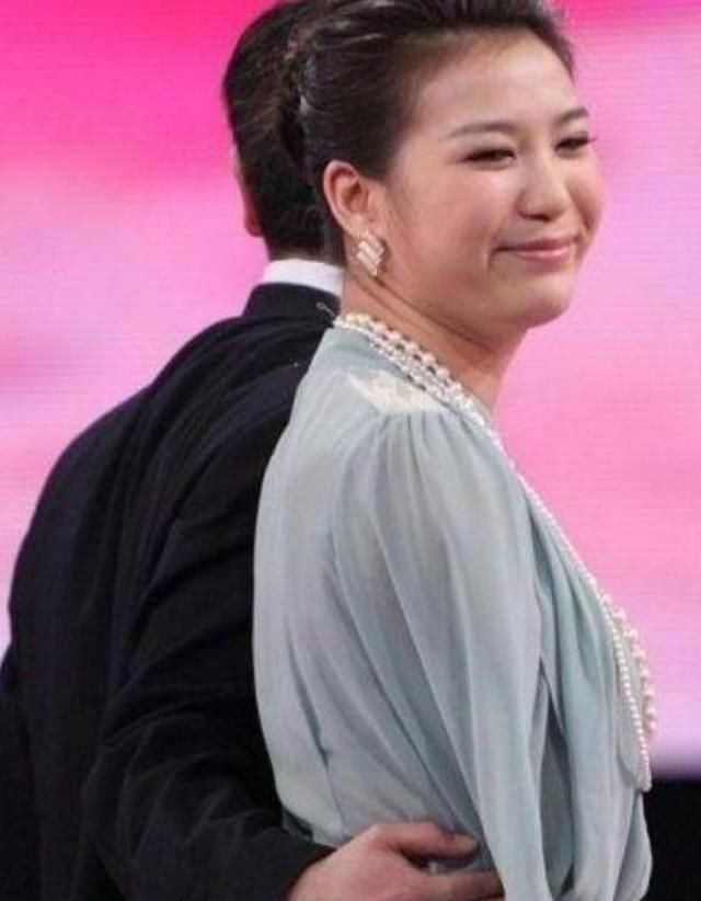 综艺节目|非诚勿扰:无臂女孩与小伙牵手成功,下台马上被甩的她怎样了?