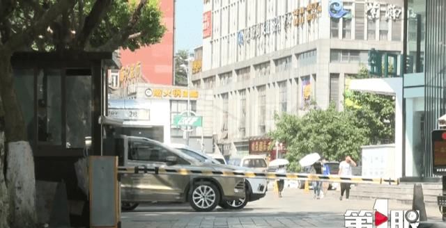 人通行|有点懵！人行道变停车场，还收费3元一小时