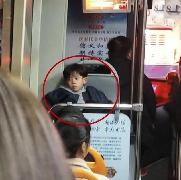  公交车|颜值超高的小男孩坐公交车引来关注，网友：我想我愿意等他长大