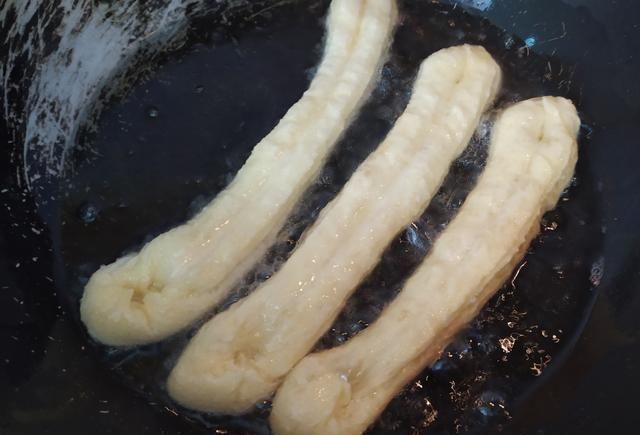  炸油条|做油条，不需使用酵母，用“它”来发酵，松软香脆，油条受欢迎！