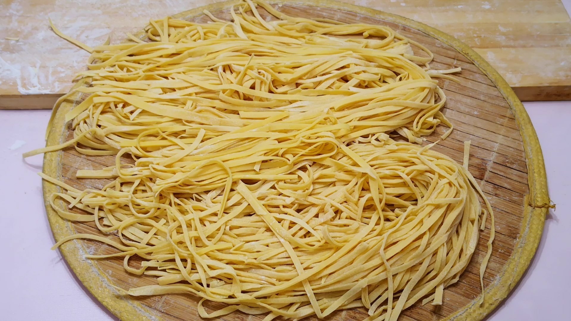 面粉|做手擀面,到底要不要加碱和盐以前没注意,难怪面条不香不好吃