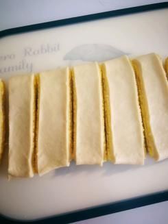  面包|松软香甜值得一试，炼乳椰蓉面包