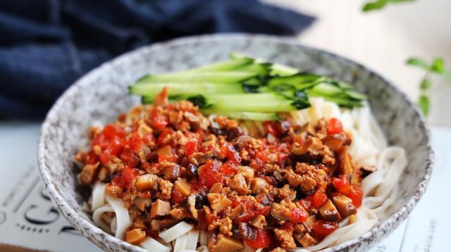  开胃|夏天最爱的手擀面，搭配一碗酱汁，开胃又解馋，吃了2碗不过瘾！